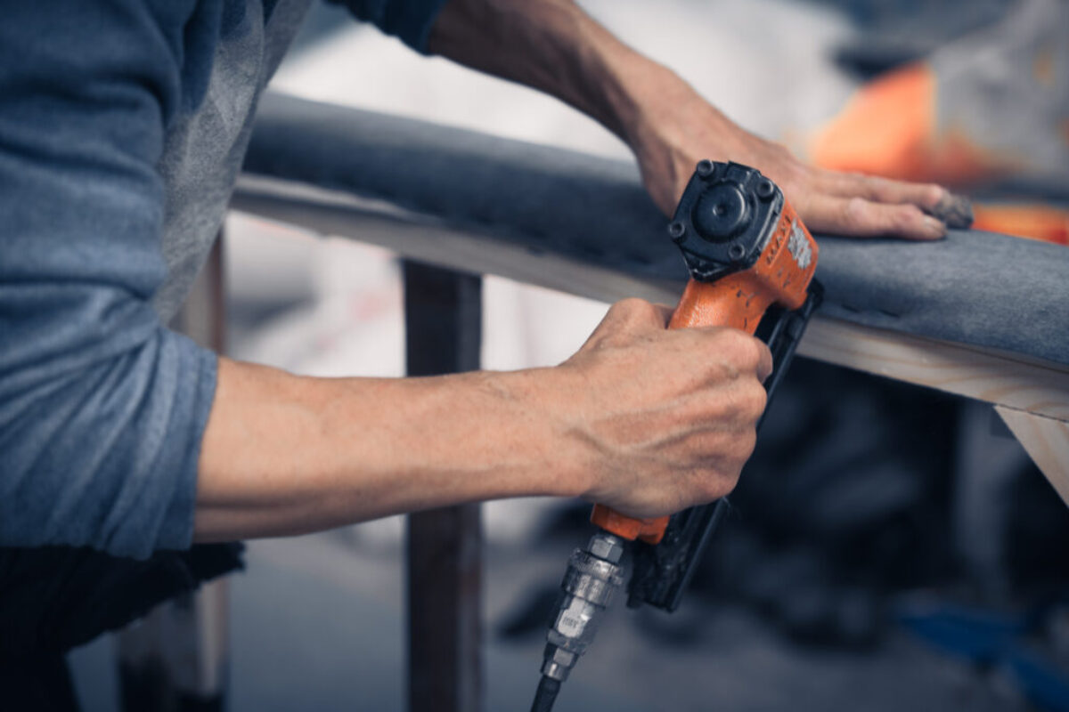 慶和沙發師傅正在做沙發