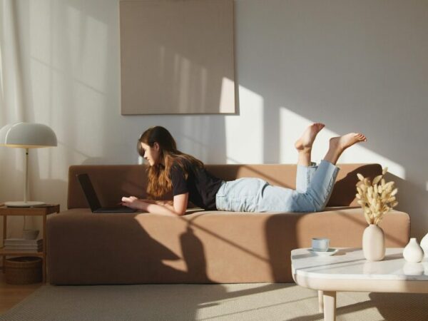 沙發該選擇硬一點還是軟一點？破解「軟＝差」的迷思