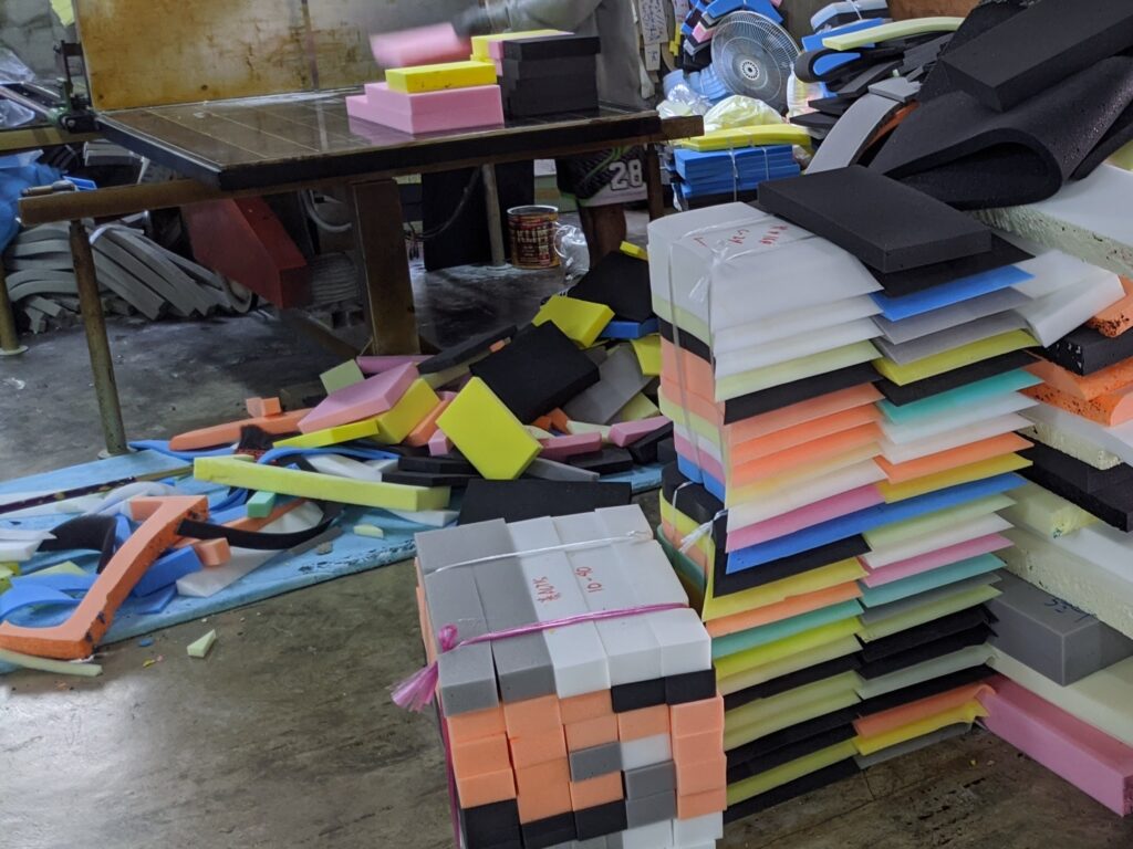 分辨沙發高密度泡棉真偽的4個技巧 3 將部分沙發泡棉裁出斜角以符合所需的形狀